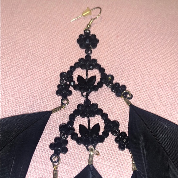 Black drop down feather hanging earrings - Picture 2 of 4